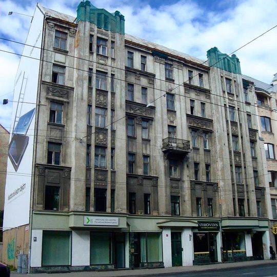 Īres nams ar veikaliem