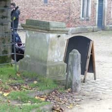 Freestanding pier to north west corner of garden forecourt