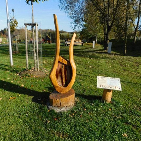 Plastika "Lyra" v Kytíně