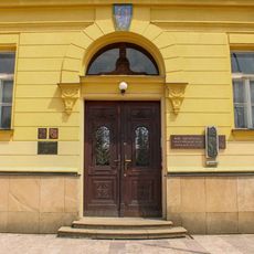 Pamětní deska Jana Opletala v Litovli na budově gymnázia