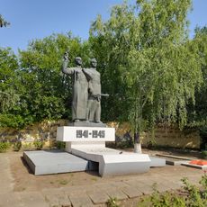 Monument la mormântul ostașilor și în memoria consătenilor căzuți în război (1941-1945)