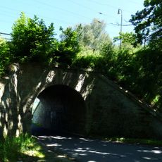 Železniční most přes Nádražní ulici v Hluboké nad Vltavou