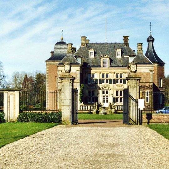 Hoofdinrijhek, muren en hekken