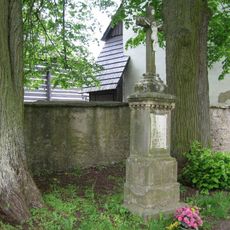 Boží muka vedle vstupu na hřbitov v Slavoňově