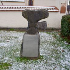 Smírčí kříž vlevo u kostela svaté Kunhuty v Královském Poříčí