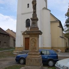 Kamenný kříž před kostelem svaté Barbory v Olomouci-Chválkovicích