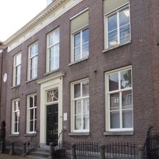 Pastorie. Regelmatig woonhuis, ingang in het midden gelegen met aan iedere zijde twee vensters