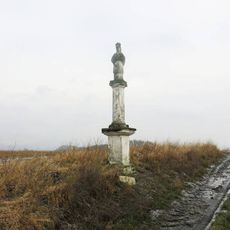Sloup se svatým Janem Nepomuckým u polní cesty severně od Černivi
