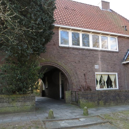 Poortgebouw met woningen en winkels, Meidoornstraat 1-3