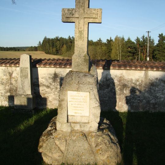 Hřbitovní kříž na hřbitově v Zahrádkách