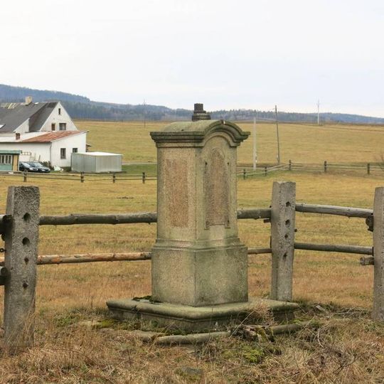 Kříž u silnice poblíž domu 336 v Království