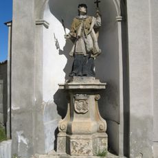 Výklenková kaplička se sochou svatého Jana Nepomuckého