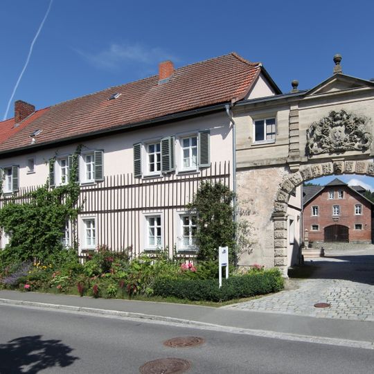 Tor Hauptstraße 48; Ringstraße 34 in Ahorn