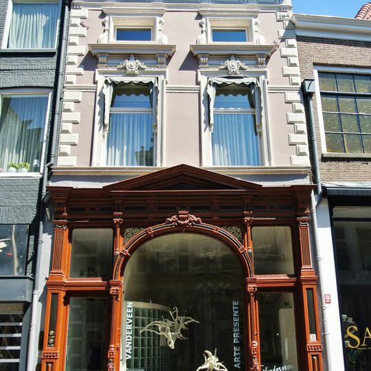 Neo-renaissancistische winkel met bovenwoning