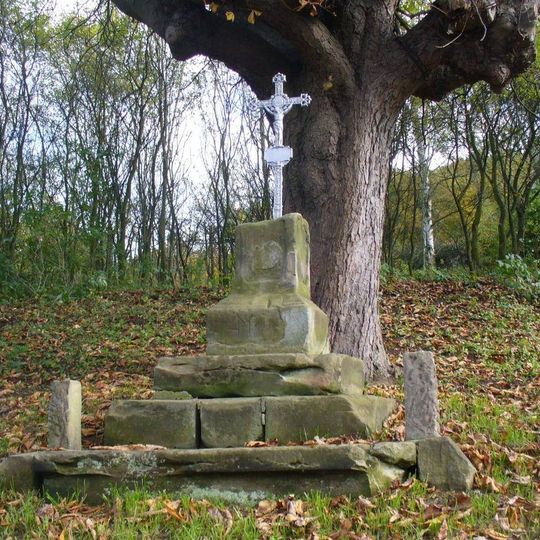 Kříž na východním okraji Tlučně