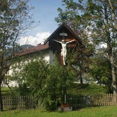 Kruzifix bei der Schule