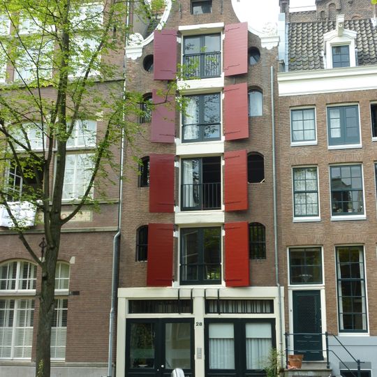 Pakhuis met ingezwenkte halsgevel met volutenafdekking waarop vaas