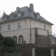 Wohnhaus in offener Bebauung mit Garten und Einfriedung Zeppelinstraße 6