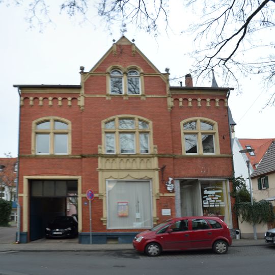 Geschäfts- und Mehrfamilienwohnhaus