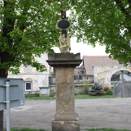 Kříž na rozcestí v centru Polep