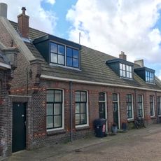 Blokje arbeiderswoningen in ambachtelijk-traditionele stijl