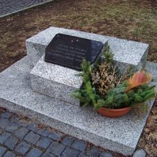 Pomník popravených sovětských zajatců na Růžovém náměstí v Sokolově