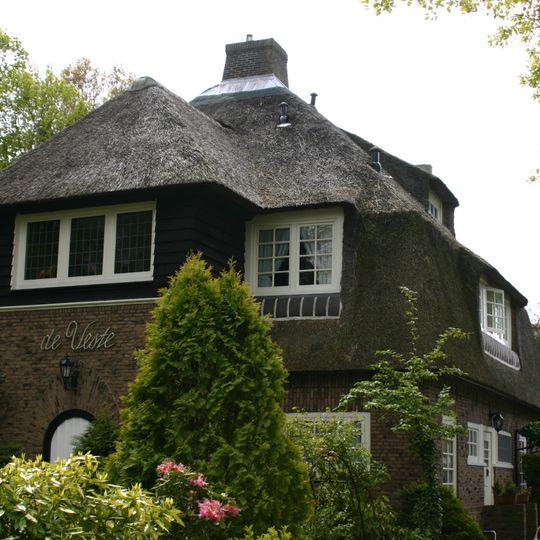 De Veste: woonhuis met bijbehorende toegangshek