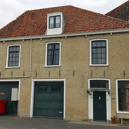 Eenvoudig pand van gele steen