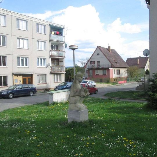 Socha v Kozojedech u domu 43