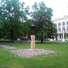 Plastika u městského divadla v Chomutově