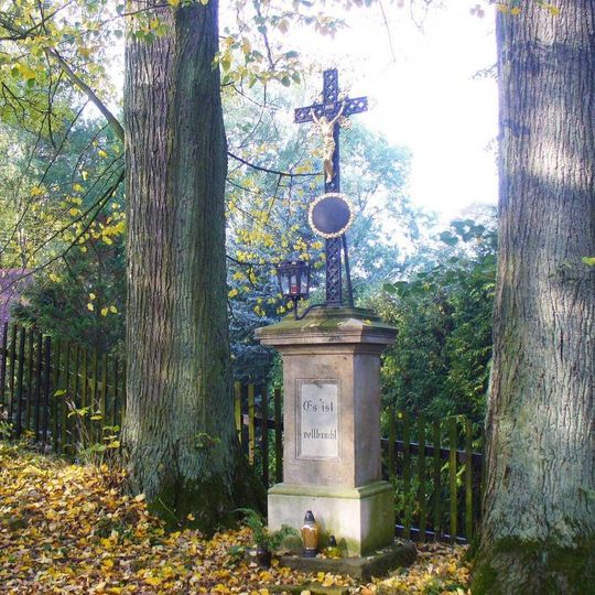 Kříž u cesty ke hřbitovu v Markvarticích