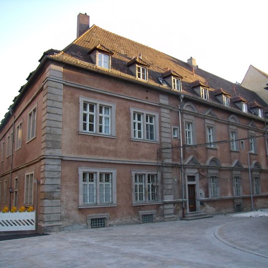 Sogenannter Petersbau, ehemals fürstbischöfliches Kollegiengebäude, 1691 errichtet, ab 1704 der westliche Teil als fürstbischöfliche Münze genutzt, heute Schule, der östliche Teil als Priesterwohnung, heute katholisches Pfarramt St. Peter