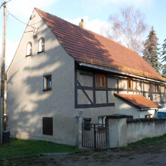 Wohnhaus und Scheune eines Zweiseithofes, mit Einfriedungsmauer An der Kirche 2