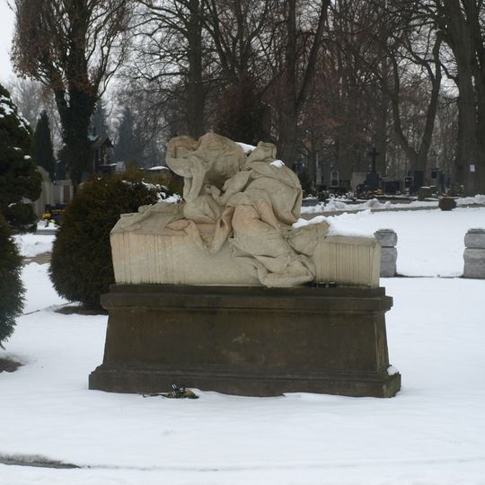 Socha Plačící ženy na hřbitově v Jaroměři