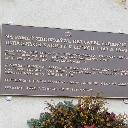 Pamětní deska židovským obyvatlům Stránčic na budově bývalé synagogy ve Stránčicích