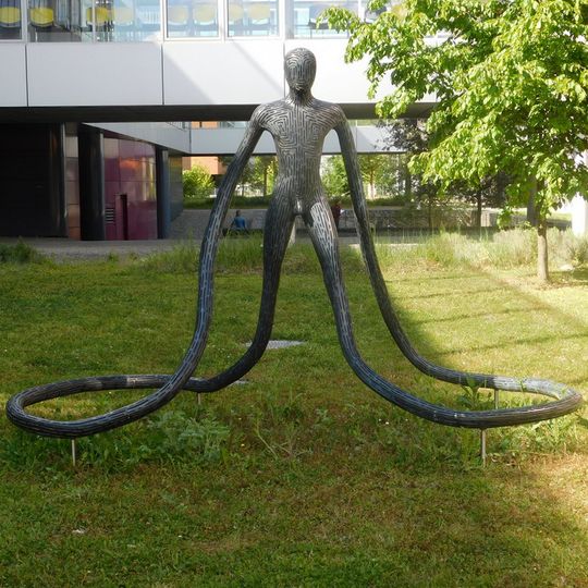Plastika Postava v kampusu Masarykovy university v Bohunicích