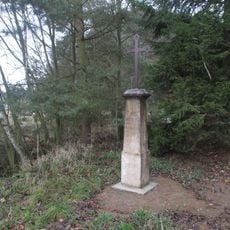 Kříž západně od Všekar u lesa