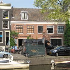 Laag breed pand met gevel onder rechte lijst