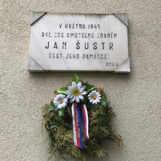 Pamětní deska Jana Šustra na domě Na nivách 1051/20 na Kačerově