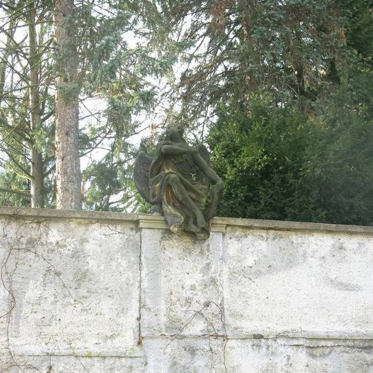 Socha anděla na hřbitovní zdi v Karlovarské ulici v Klášterci nad Ohří