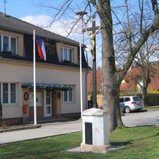 Pamětní kříž na návsi v Malých Kyšicích