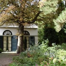 Koetshuis, schuur en tuinmuur