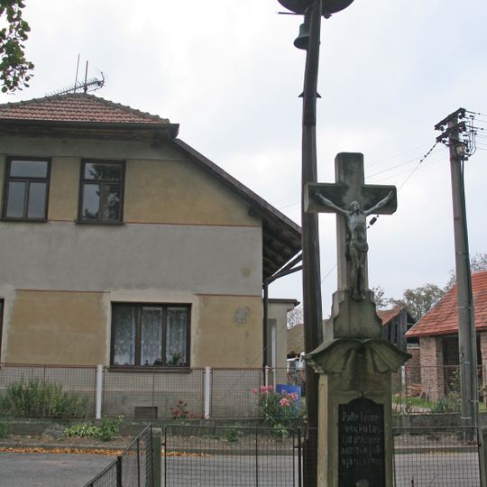 Kříž v Hoděšovicích na návsi