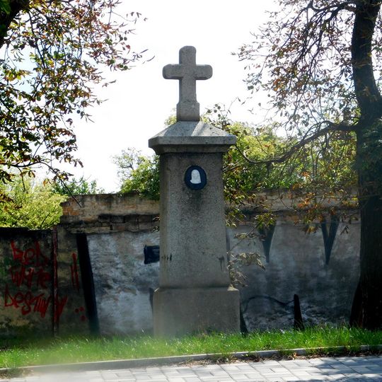 Kříž v Parku jírovců v Šestajovicích