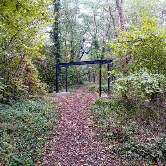 Kunstwerk als herinnering aan Simon Gronowski, die in 1943 in deze omgeving van een deportatietrein sprong en zo de Holocaust overleefde.
