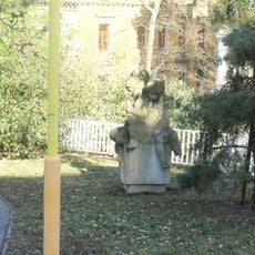 Socha dětí v zahradě školky ve Vozové ulici na Vinohradech