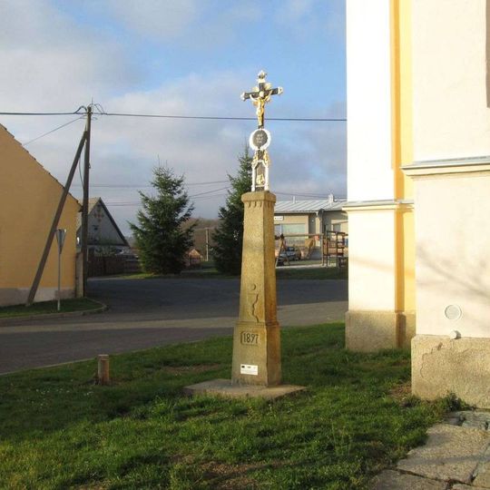 Kříž u kostela v Chrastavicích