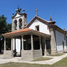 Capela do Espírito Santo, incluindo todo o seu recheio, e o Cruzeiro que lhe fica fronteiro