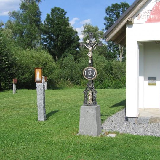 Pamětní kříž u kaple svatého Isidora východně od Mrákotína