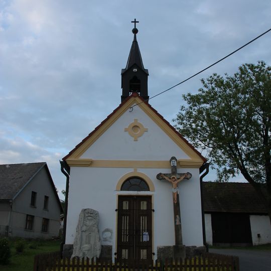 Kříž u kaple v Horosedlích